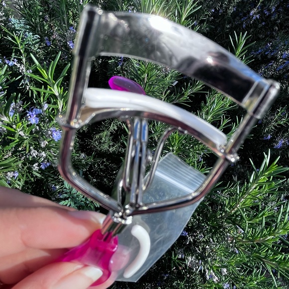 Lash curler in pink blue or purple with extra lash protector FREE W/$50 purchase - Picture 4 of 6